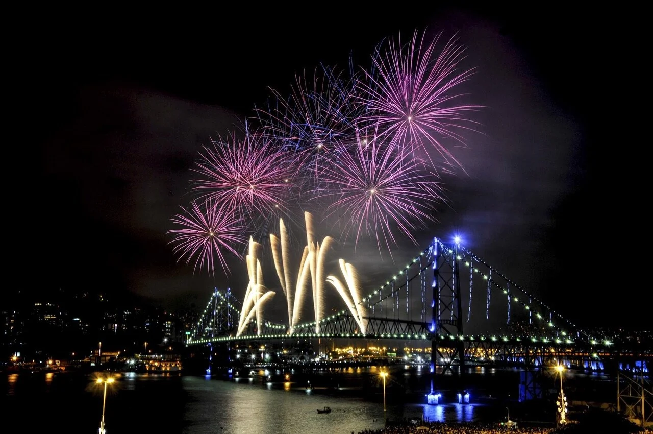 Fogos de artifício na virada do ano sobre a Ponte Hercílio Luz iluminada